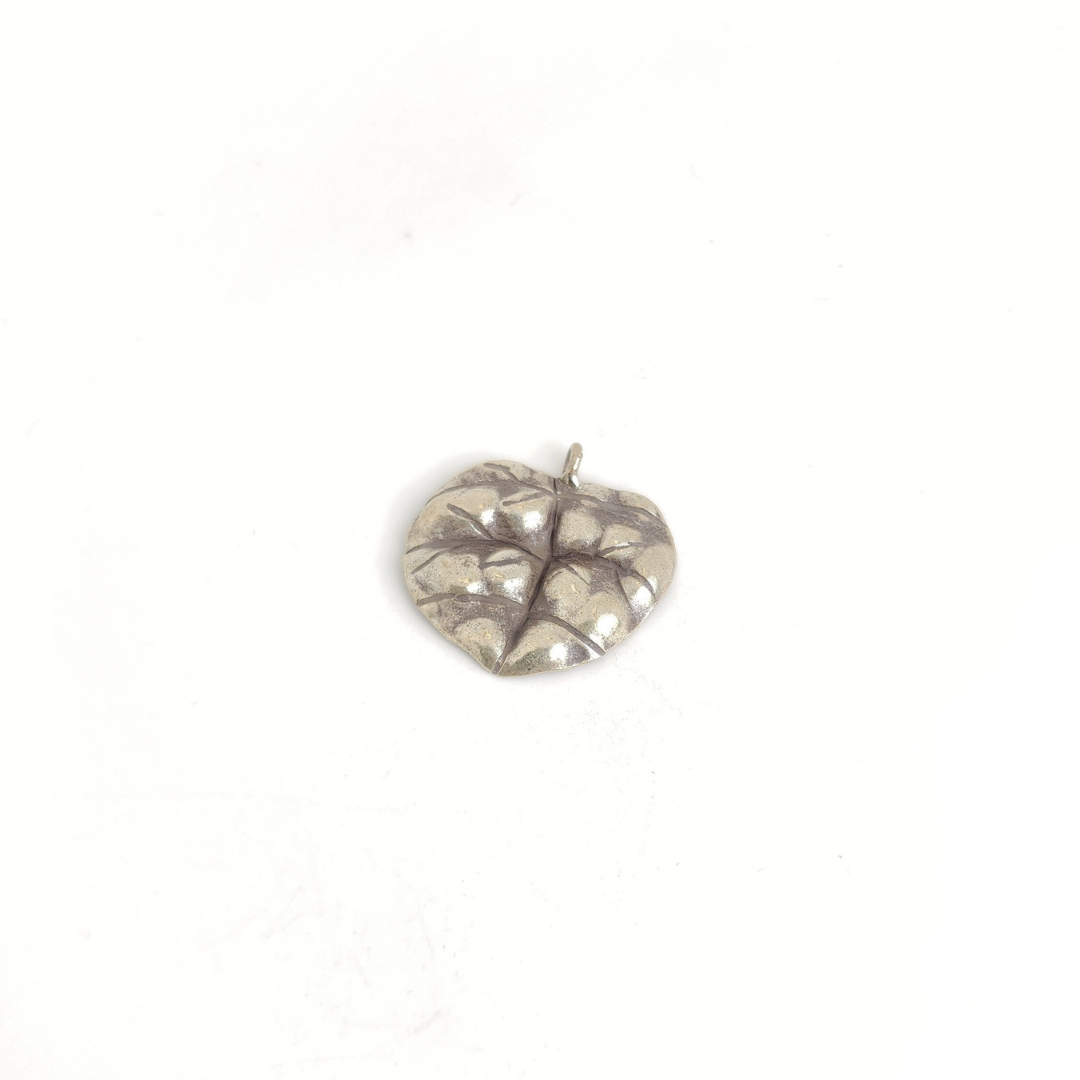 Lilly Leaf 29x24mm