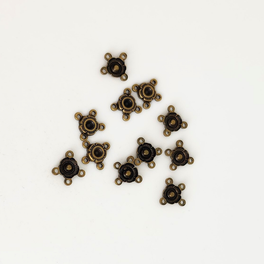 Antique Brass 3/1 Open Daisy Connector 8mm