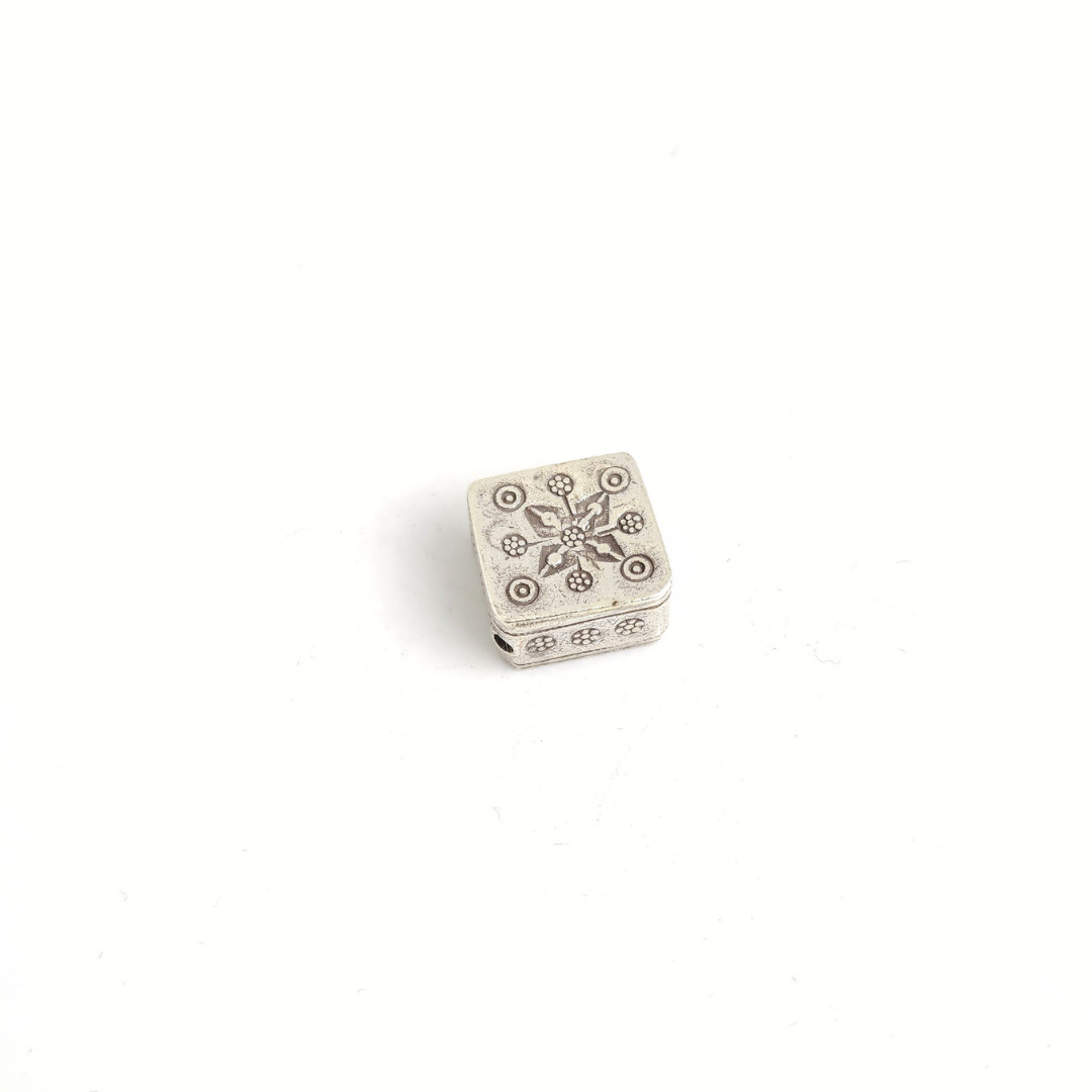 Flat Diamond w/Flower 15x19mm