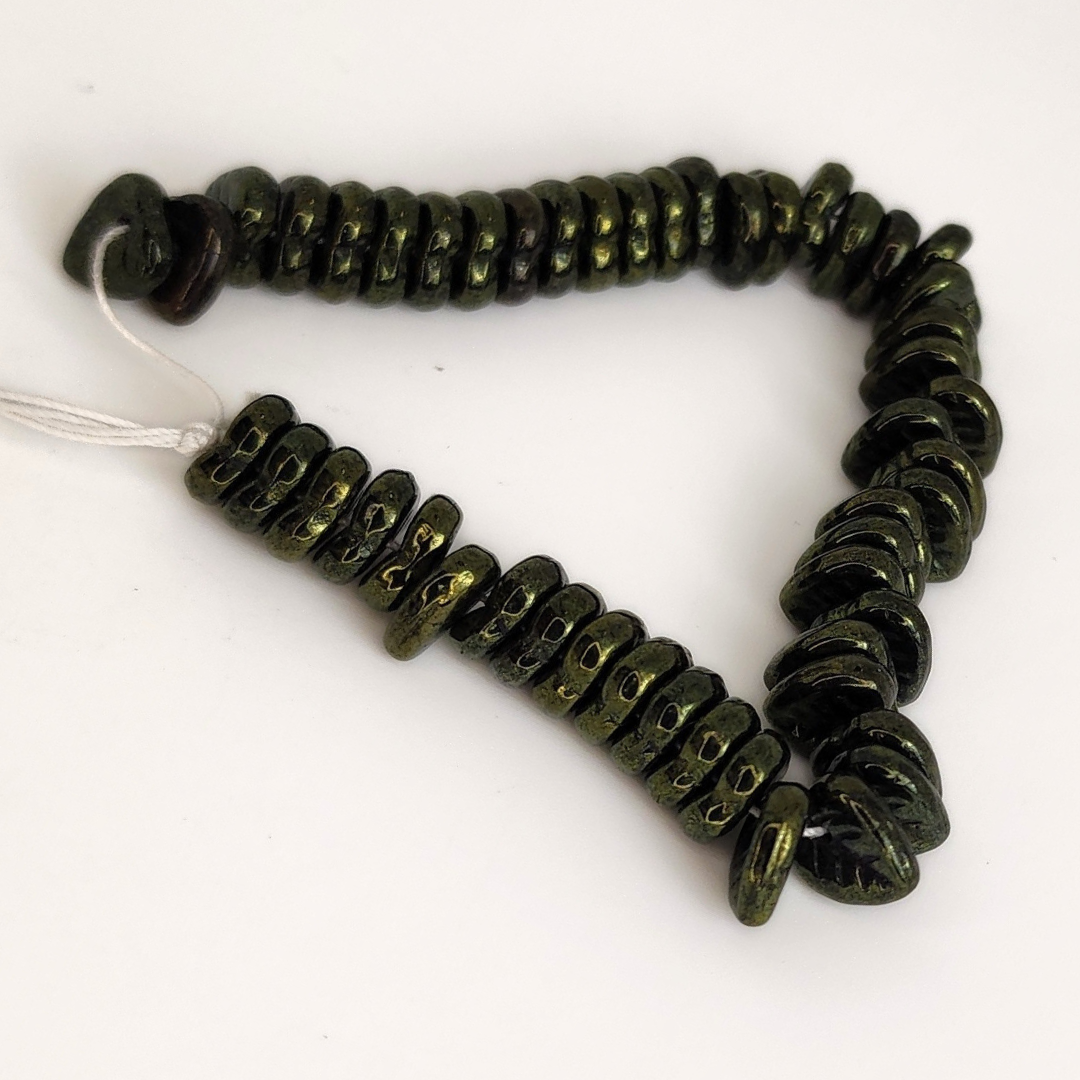 Metallic Green Heart Leaves