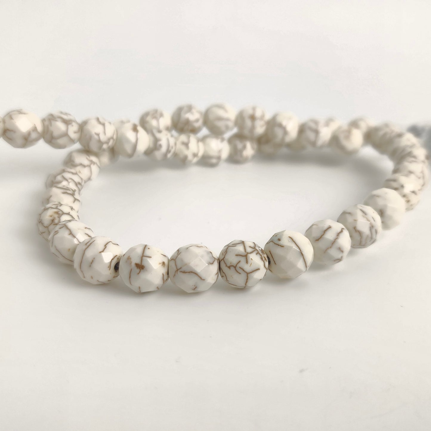 Howlite Faceted Round 10mm