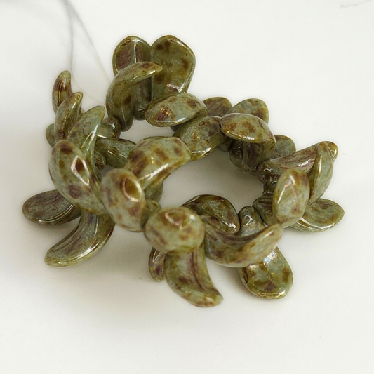 Curve Petal 3x8mm